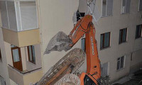 Maltepe'de devrilen iş makinesi evlere zarar verdi