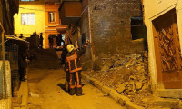 Beyoğlu'nda iki katlı bina çöktü