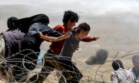 Suriyeliler Türkiye'ye yürüyor