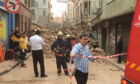 Beyoğlu'nda bina çöktü!