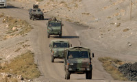 Van'da askeri araç devrildi: 13 asker yaralı