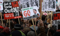 David Cameron protestoculardan zor kaçtı