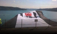 Fenerbahçeliler'den Beşiktaş bayrağına saldırı