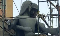 Şehit Annesi' heykeli cinsel tacizi andırdığı iddiasıyla değiştirildi