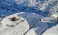 Konya'da kar yükseliği insan boyunu aştı