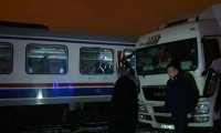 Yolcu treni tıra çarptı: 1 ölü, 5 yaralı