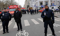 Paris’te polisin sığınmacılara karşı tavrına tepki