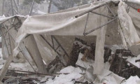 Sarıyer'de pazar tenteleri çöktü