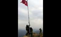 Türk Askeri Kuzey Irak'ta bayrak dikti