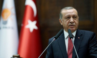 Erdoğan kürsüye vura vura: Adımı kullanan varsa babamın oğlu olsa kapıdan geri koyun