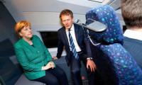 Merkel'in açılışını yaptığı tren yolda kaldı