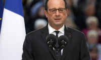 Hollande konuşurken keskin nişancı polisin silahı ateş aldı
