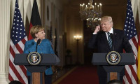 Merkel-Trump görüşmesinde tokalaşma krizi