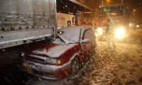 Yoğun kar yağışı Bolu Dağı'nda ulaşımı felç etti