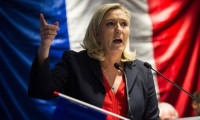 AP Le Pen'in dokunulmazlığını kaldırdı