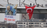 Hollanda'da Erdoğan resmi asıldı