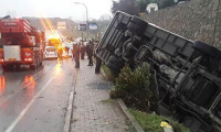 Mersin'de çevik kuvvet otobüsü devrildi
