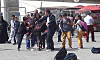Taksim Meydan'da ilkokul çocukları dövüştü