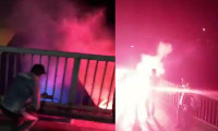 Beşiktaş taraftarları köprüdeki Fener bayrağını yaktı