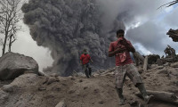 Endonezya'da yanardağ patladı 10 kişi yaralandı
