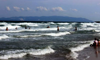 Tekirdağ'da tatilciler dalgalarla mücadele etti