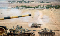 Türk tankları Afrin'i vuruyor