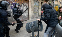 Katalanlar ayakta: 77 yaralı, 12 gözaltı