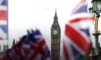 Rus diplomatlar İngiltere'yi terk ediyor