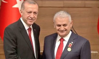 Erdoğan, Yıldırım'a madalya taktı