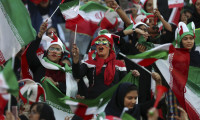 İran'da 40 yıl sonra kadınlar stadyumda maç izledi