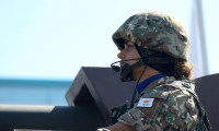 Geçit töreninde Rum kadın tankçılar dikkat çekti