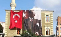Cami deposundan Atatürk posteri ve Türk Bayrağı'nı çaldılar