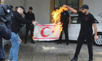 Rumlardan çirkin provokasyon! KKTC bayrağını yaktılar