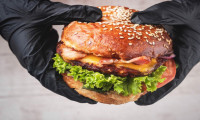 Hamburgercilerde kullanılan siyah eldivenler zehirleyebilir!
