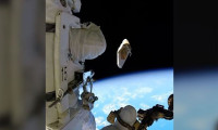 Astronot uzaya 'çöp' atarken görüntülendi