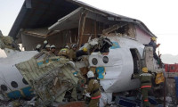 Kazakistan'da yolcu uçağı binaların üzerine düştü: 12 ölü