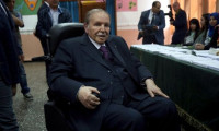 Cezayir'de Buteflika adaylığını çekti, seçimler ertelendi