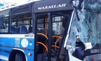 Halk otobüsü yol temizleme aracına çarptı: 10 yaralı