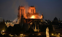 Paris'te Notre Dame Katedrali'ndeki yangın 8.5 saatte söndürüldü