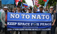 Kırım'da ABD'lilerden 'NATO’ya hayır' pankartıyla 1 Mayıs yürüyüşü