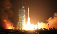 Çin'in fırlattığı uydunun parçaları yere çakıldı