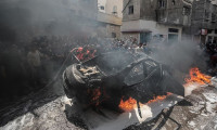 İsrail Gazze'de sivilleri taşıyan aracı hedef aldı