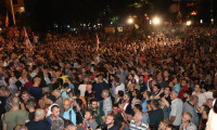 Gürcistan'da protestocular parlamentoyu kuşattı