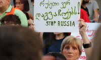 Tiflis'te protestolar durmak bilmiyor