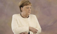 Angela Merkel'den titremesiyle ilgili kaygılara yanıt