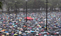 Hong Kong’da protestocular yağmurlu havada da sokaklarda