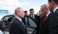 Erdoğan Putin'in makam aracını inceledi