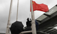 Hong Kong'daki protestolarda Çin bayrağı indirildi