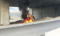 Arızalanan motosikletini yolun ortasında yaktı