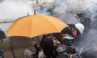 Hong Kong'da karşıt görüşlü protestocular arasında arbede